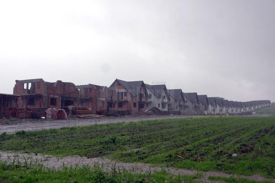 Casele înghit tot mai mult din câmpurile din jurul Sucevei