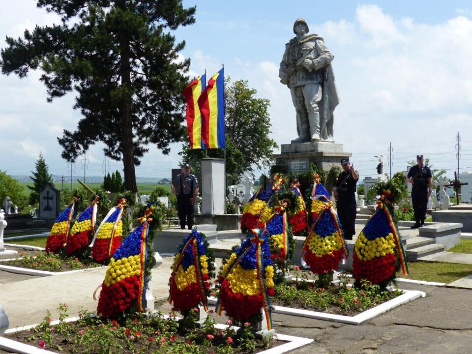 Coroane depuse la Monumentul Eroilor din Cimitirul Pacea