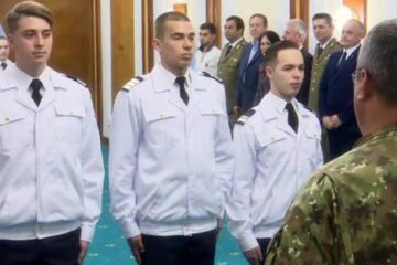 Cei trei elevi militari admiși în SUA au fost felicitați de ministrul Apărării Naționale Cei trei elevi militari admiși în SUA au fost felicitați de ministrul Apărării Naționale