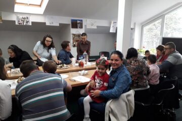 27 de părinți și 30 de copii adoptați au sărbătorit „Ziua Adopției” „Colorează-ți visele!”