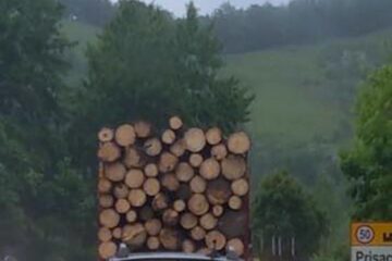 Mașina Gărzii Forestiere, aflată în control, pozată și dată ca exemplu de activitate infracțională