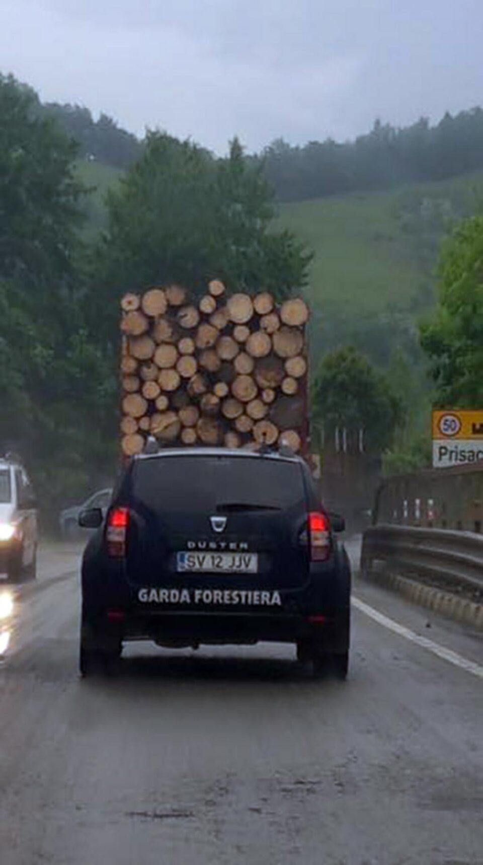 Mașina Gărzii Forestiere, aflată în control, pozată și dată ca exemplu de activitate infracțională