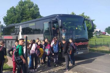 Școala din Cornu Luncii a achiziționat un autocar pentru transportul elevilor