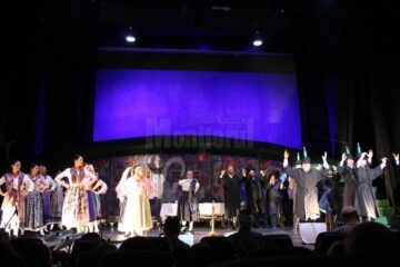 Maraton de râsete și lacrimi la „Scripcarul pe acoperiș”, pe scena teatrului sucevean