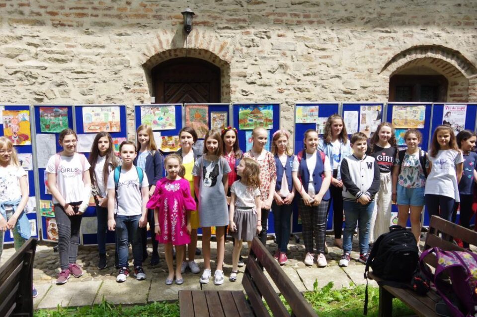 Vernisajul Expoziției-concurs de desene „Vis de copil în casa bunicilor”, ediția a XXIII-a Vernisajul Expoziției-concurs de desene „Vis de copil în casa bunicilor”, ediția a XXIII-a