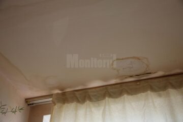 Locuitorii unui bloc se plâng că le plouă în case, prin mansarda construită de primărie