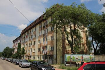 Blocul 73 de pe strada Grigore Ureche, afectat de apă la etajele superioare din cauza acoperișului mansardei