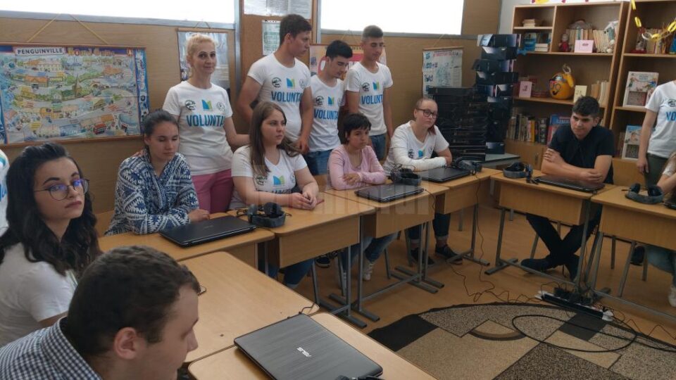 Donație de zece laptopuri pentru elevii Centrului Școlar din Suceava