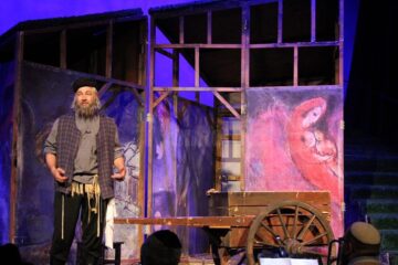 Maraton de râsete și lacrimi la „Scripcarul pe acoperiș”, pe scena teatrului sucevean