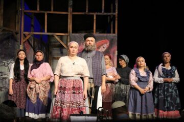 Maraton de râsete și lacrimi la „Scripcarul pe acoperiș”, pe scena teatrului sucevean