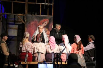 Maraton de râsete și lacrimi la „Scripcarul pe acoperiș”, pe scena teatrului sucevean