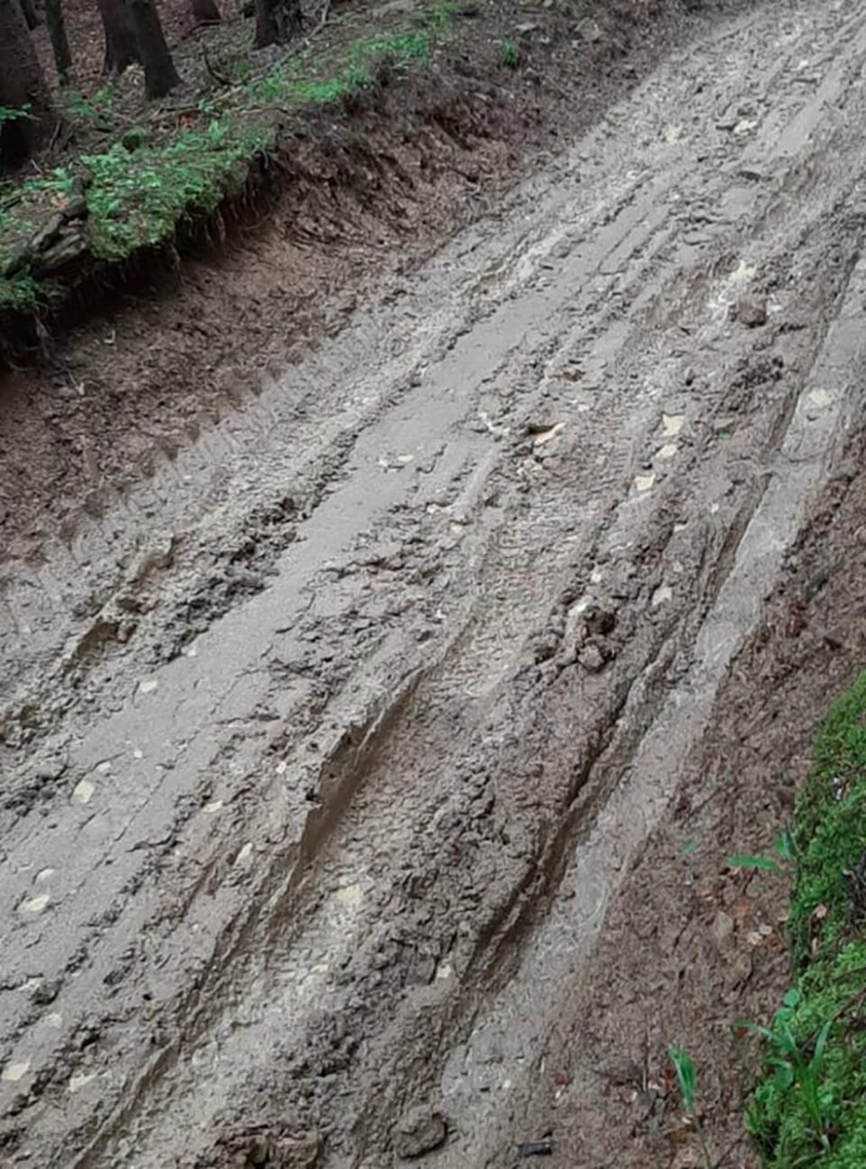Ploile au transformat drumul de acces spre Cununschi într-un adevărat calvar
