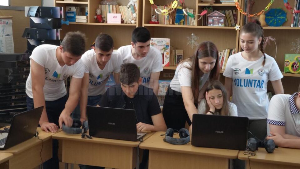 Donație de zece laptopuri pentru elevii Centrului Școlar din Suceava
