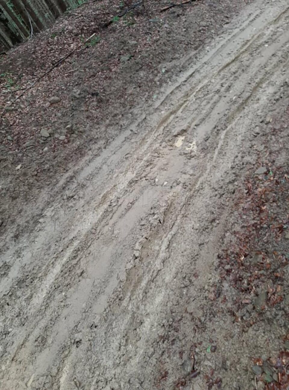 Sătenii unui cătun de munte, condamnați să „înoate” prin noroi