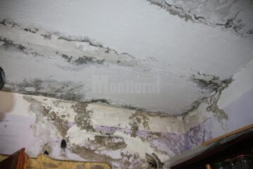 Locuitorii unui bloc se plâng că le plouă în case, prin mansarda construită de primărie