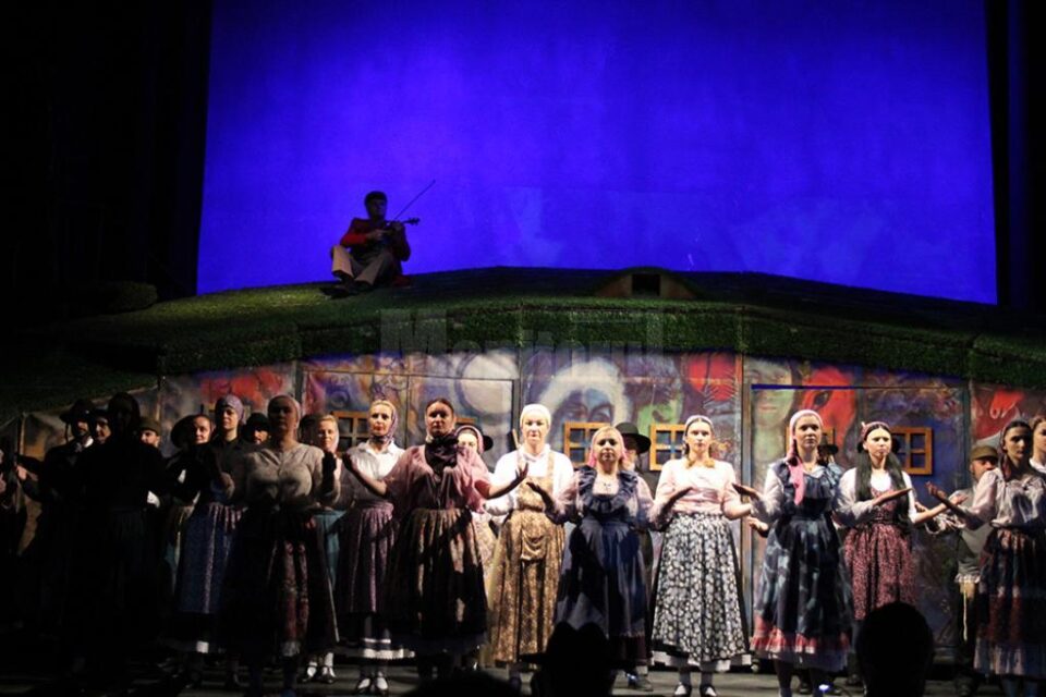 Maraton de râsete și lacrimi la „Scripcarul pe acoperiș”, pe scena teatrului sucevean