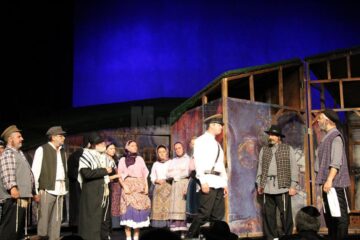 Maraton de râsete și lacrimi la „Scripcarul pe acoperiș”, pe scena teatrului sucevean