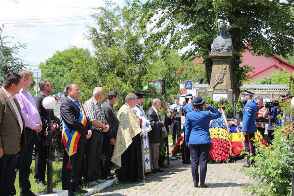 Autoritățile locale și județene au depus Coroane de flori la monumentul eroilor din Liteni