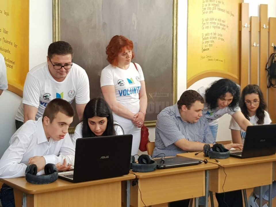 Donație de zece laptopuri pentru elevii Centrului Școlar din Suceava