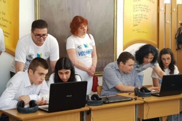 Donație de zece laptopuri pentru elevii Centrului Școlar din Suceava