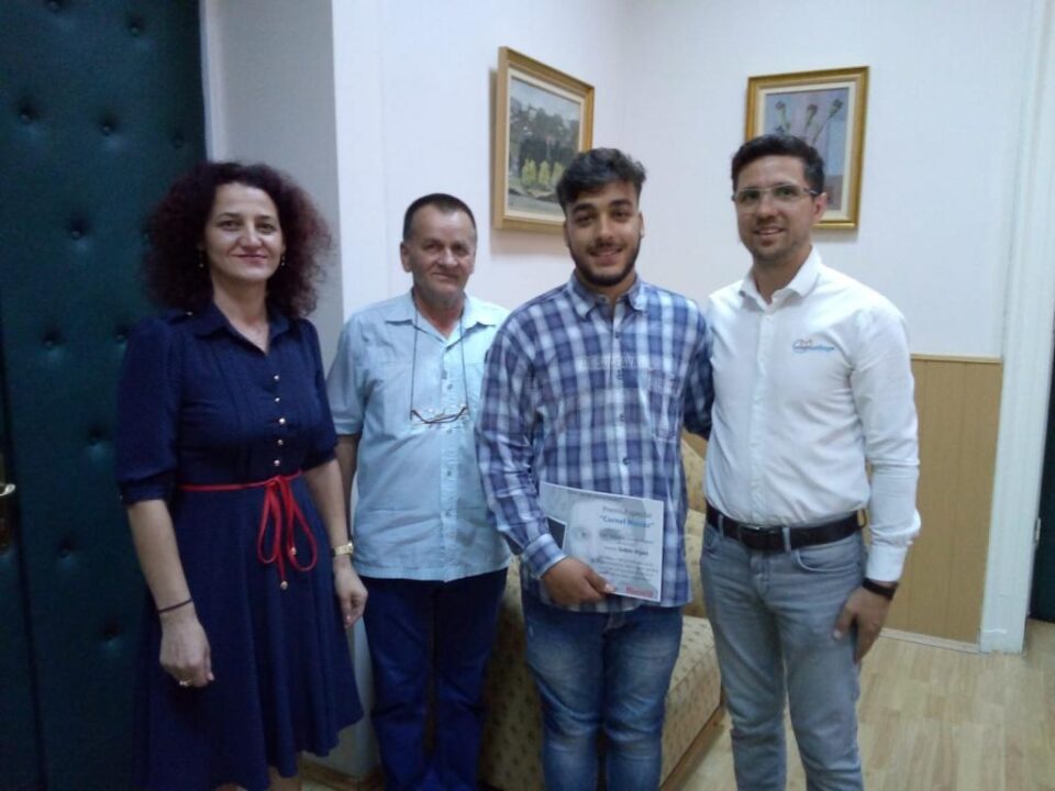 Directorul Cristina Nechifor, dirigintele Dan Cojocaru, elevul Sabin Vișan și Cornel Manaz