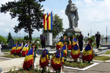 Coroane de flori depuse la monumentul din Cimitirul Pacea, de Ziua Eroilor