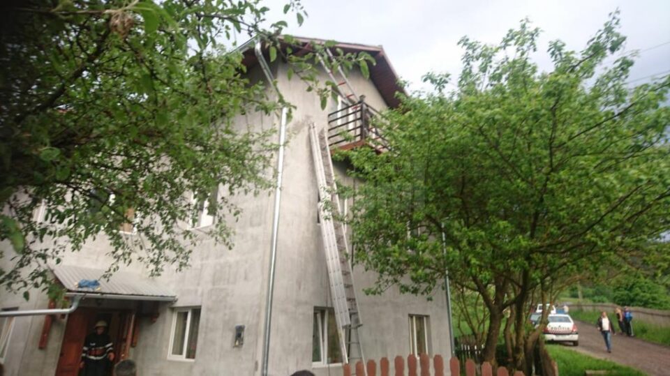 Balconul de la care a fost evacuat bărbatul