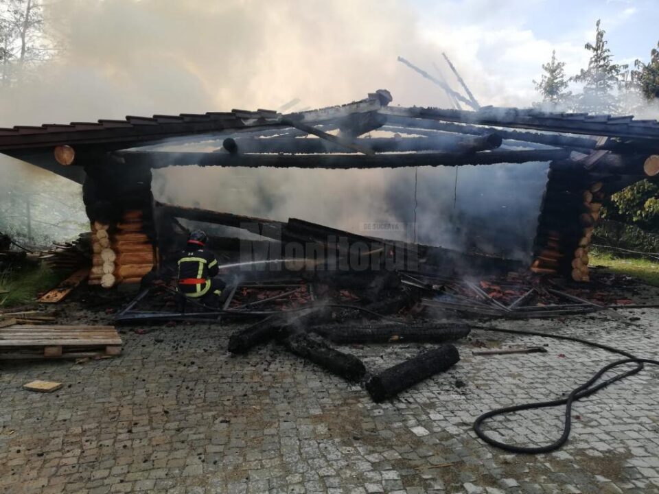 Incendiu puternic de la un trăsnet, la garajul unei case de vacanță