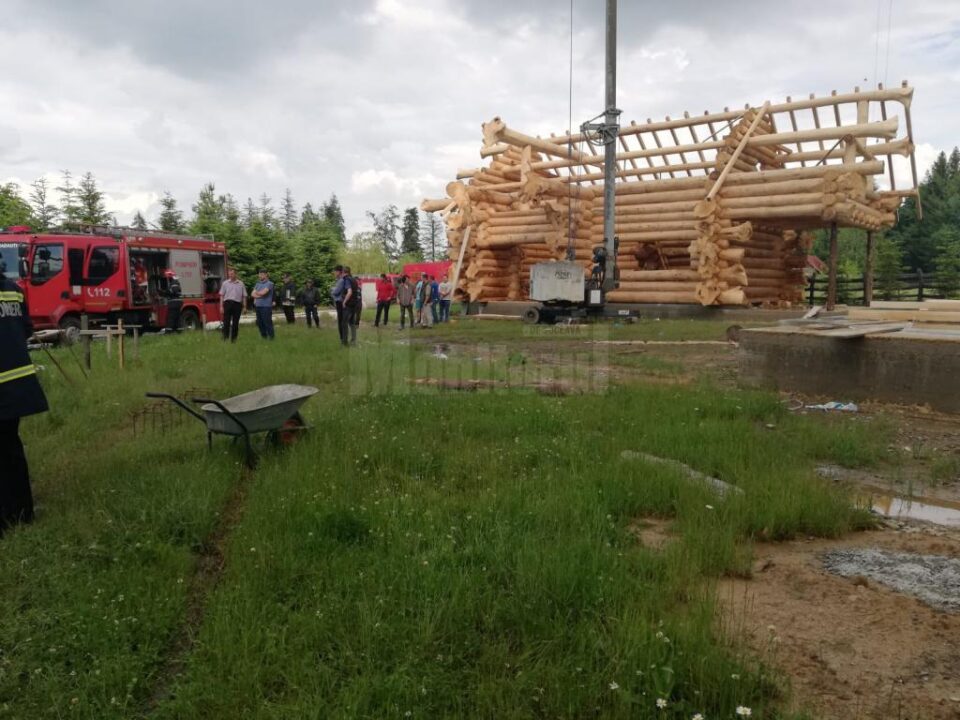 Incendiu puternic de la un trăsnet, la garajul unei case de vacanță