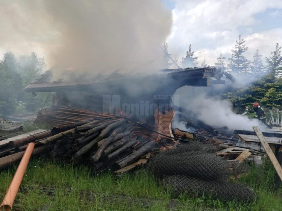 Incendiu puternic de la un trăsnet, la garajul unei case de vacanță