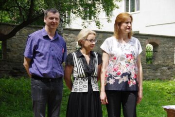 Prof. Cătălin Chifan, prof. inspector pentru arte Loredana Ceică și muzeograful Maria Crușninschi