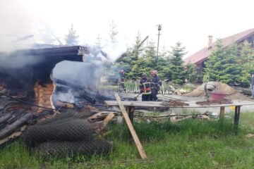 Incendiu puternic de la un trăsnet, la garajul unei case de vacanță