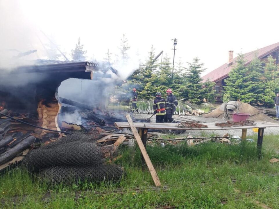 Incendiu puternic de la un trăsnet, la garajul unei case de vacanță