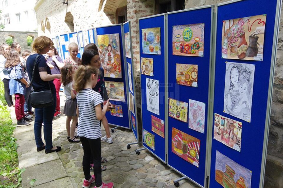 Expoziția-concurs de desene „Vis de copil în casa bunicilor”, ediția a XXIII-a, la „Hanul Domnesc” Expoziția-concurs de desene „Vis de copil în casa bunicilor”, ediția a XXIII-a, la „Hanul Domnesc”