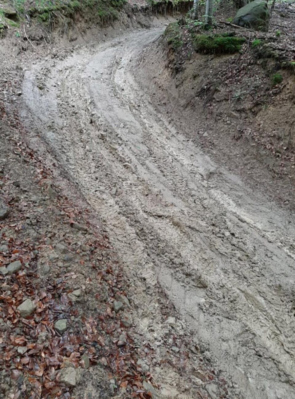 Sătenii unui cătun de munte, condamnați să „înoate” prin noroi