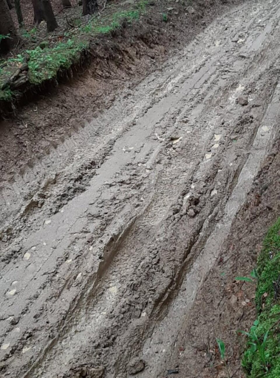 Ploile au transformat drumul de acces spre Cununschi într-un adevărat calvar