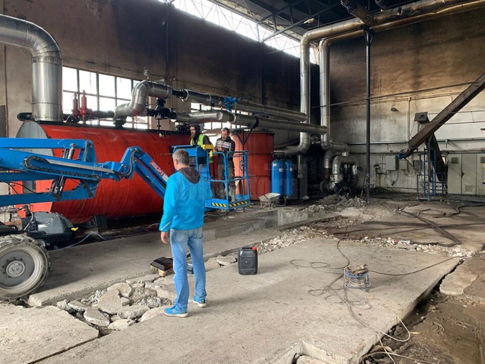 În Vatra Dornei sunt începute lucrările de înlocuire a conductelor pentru distribuția agentului termic