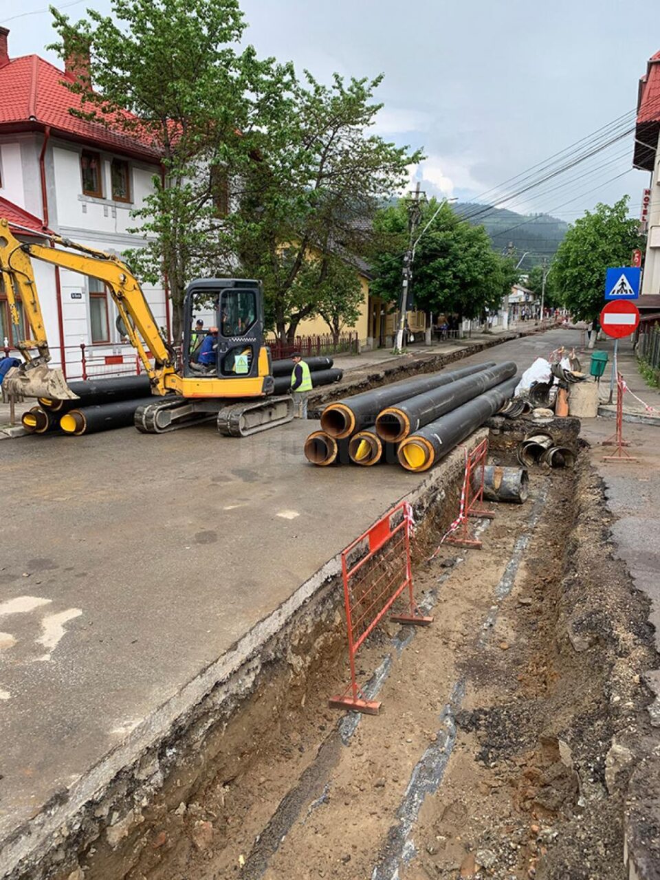 În Vatra Dornei sunt începute lucrările de înlocuire a conductelor pentru distribuția agentului termic
