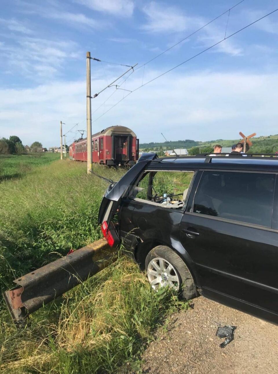 Mașină lovită de trenul Cacica-Suceava