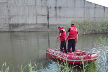 La fața locului s-au deplasat pompieri militari suceveni, care au început căutările cu două bărci pneumatice