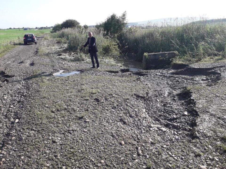 Primarul din Adâncata, Viorel Cucu, a declarat că primăria a intervenit pe drumurile agricole afectate de inundații