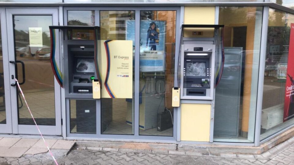 Un tânăr nervos a distrus două bancomate în Suceava