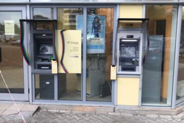 Un tânăr nervos a distrus două bancomate în Suceava