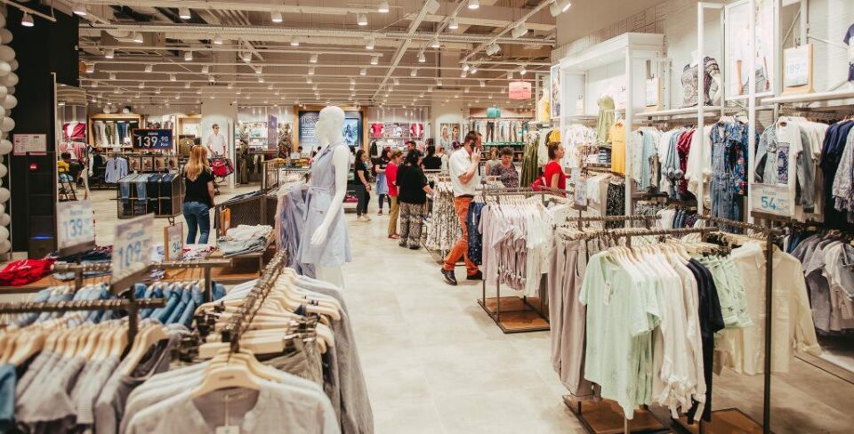 Ținute casual în tendințe, în oferta brandului internațional Colin`s, inaugurat în Iulius Mall Suceava Ținute casual în tendințe, în oferta brandului internațional Colin`s, inaugurat în Iulius Mall Suceava