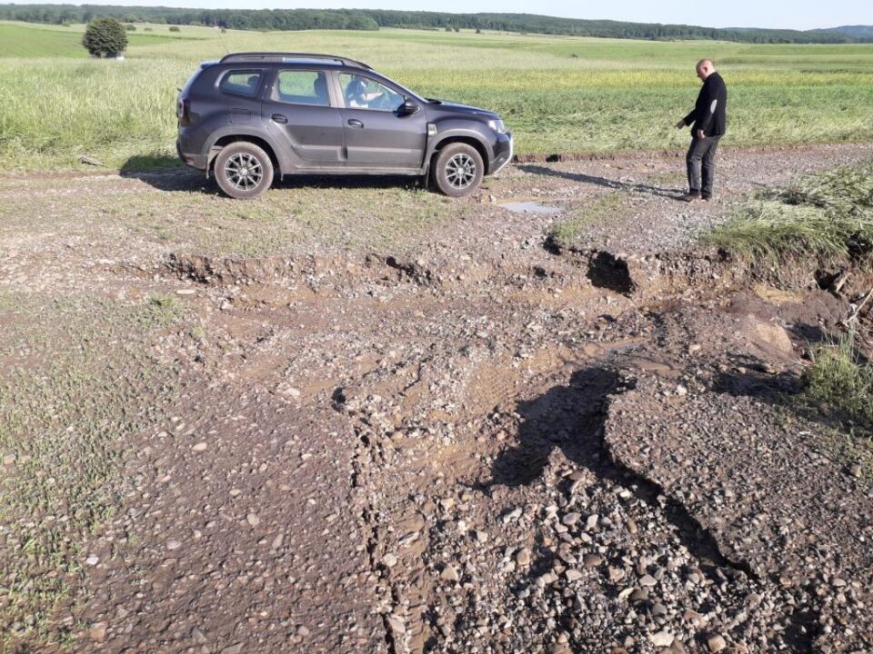 Primarul din Adâncata, Viorel Cucu, a declarat că primăria a intervenit pe drumurile agricole afectate de inundații