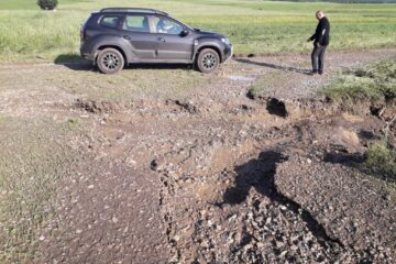 Primarul din Adâncata, Viorel Cucu, a declarat că primăria a intervenit pe drumurile agricole afectate de inundații