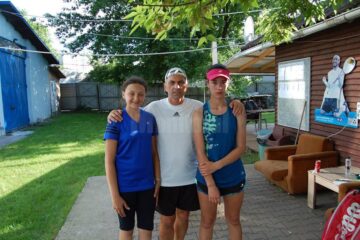 Costel Chelariu, încadrat de finalistele categoriei Under 14 ani