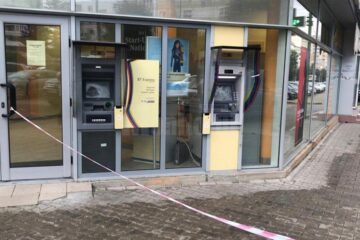 Tânărul a lovit aparatele cu pumnii, cu picioarele și apoi cu un bolovan