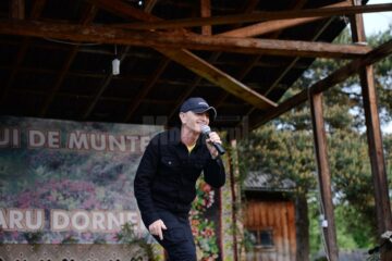 Sute de participanți și zeci de artiști la Sărbătoarea Bujorului de Munte, ediția a XIV-a, la Șaru Dornei