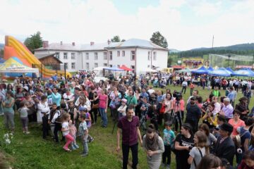 Sute de participanți și zeci de artiști la Sărbătoarea Bujorului de Munte, ediția a XIV-a, la Șaru Dornei